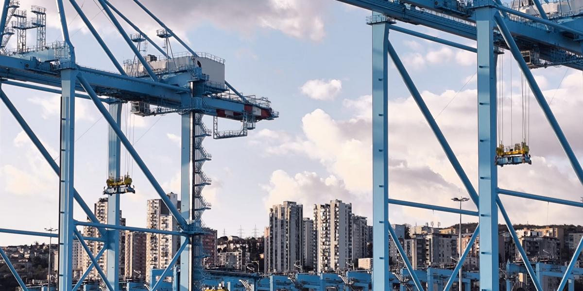 Grad Rijeka izdaleka